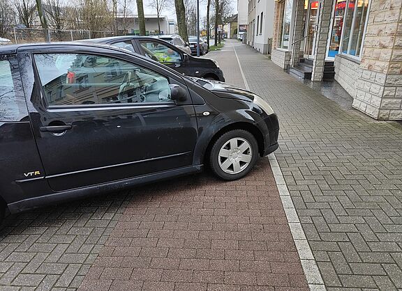 Falschparkende Fahrzeuge auf einem Radweg