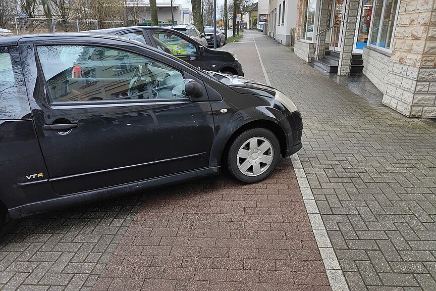 Falschparken auf Geh- und Radwegen Falschparkende Fahrzeuge auf einem Radweg
