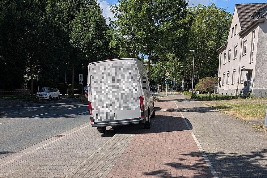 Parkende PKW auf dem Sichertrennstreifen und dem Radweg Immer mehr PKW stehen entlang der Ewaldstraße auf dem Sicherheitstrennstreifen und dem Radweg.