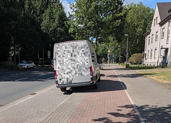 Immer mehr PKW stehen entlang der Ewaldstraße auf dem Sicherheitstrennstreifen und dem Radweg.