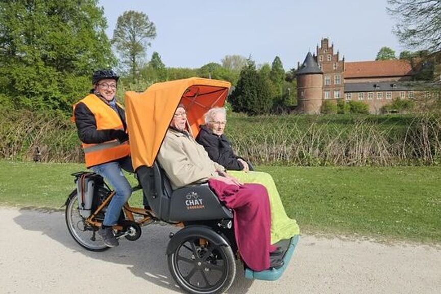 Erste Rikschafahrt in Herten Zwei Personen werden in einer Rikscha transportiert.