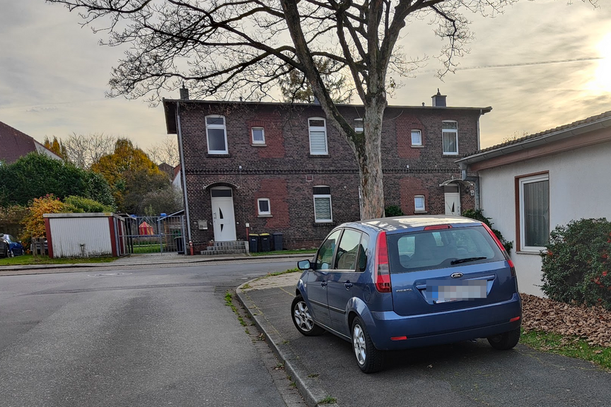 Gehwegparken ist keine Normalität Auto auf Gehweg