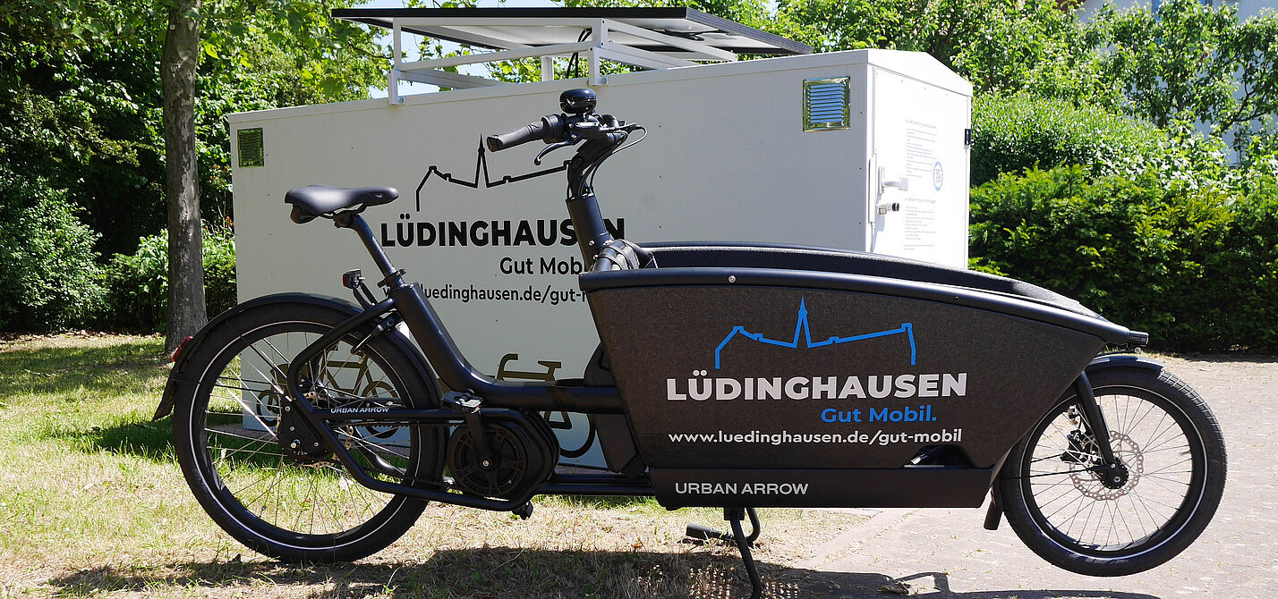 Lastenrad vor der Metall-Fahrradbox