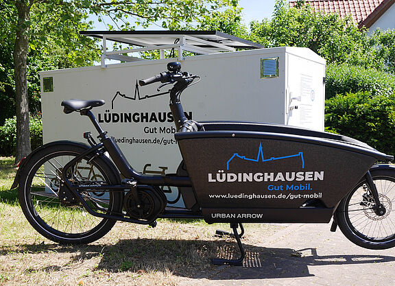 Lastenrad vor der Metall-Fahrradbox