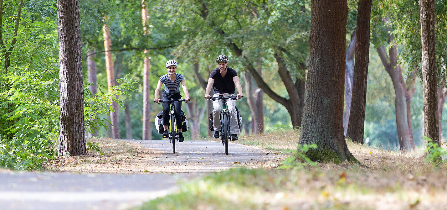 Tourenvorschläge Zwei Radfahrende auf ländlichem Radweg